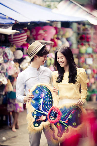 Th&aacute;i H&agrave; v&agrave; Ph&uacute;c Vinh dạo phố đ&egrave;n lồng